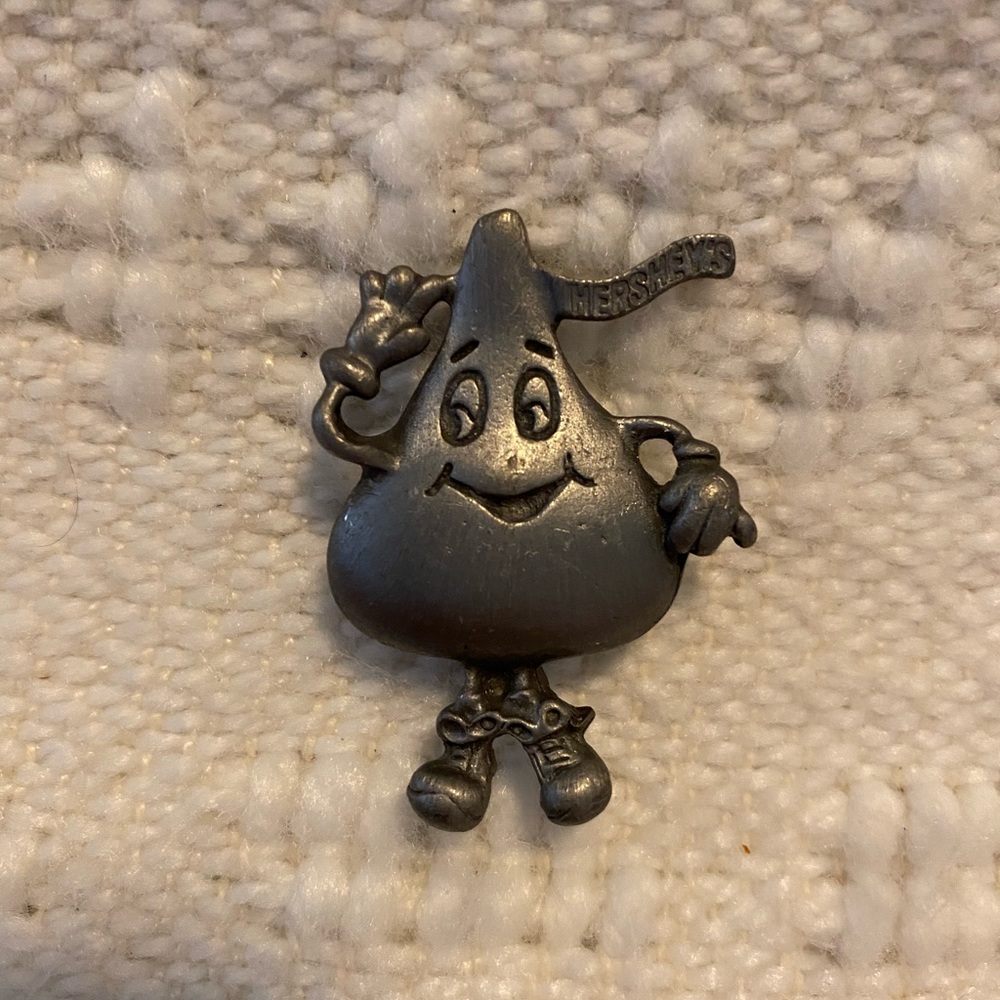 ⚫️ Vintage Hershey KISS pewter pin Super Cute!